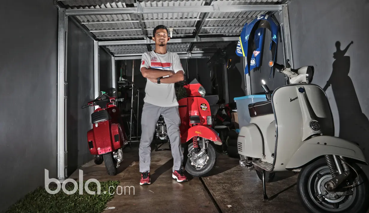 Pebalap kelahiran Bogor, 25 Juli 1985 juga gemar mengoleksi dan berkendara dengan Vespa. Hal ini terlihat dari deretan Vespa yang ada di rumahnya. (Bola.com/Nicklas Hanoatubun)
