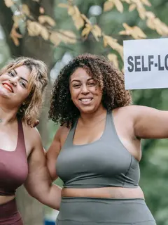 Di tengah tren kecantikan yang datang silih berganti, body positivity menawarkan cara pandang bahwa tubuh tidak harus selalu mengikuti satu bentuk ideal. (Foto/Dok : Pexels)