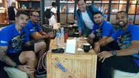 Gustavo Lopez (berkacamata) langsung akrab dengan pemain Arema. (Bola.com/Iwan Setiawan)