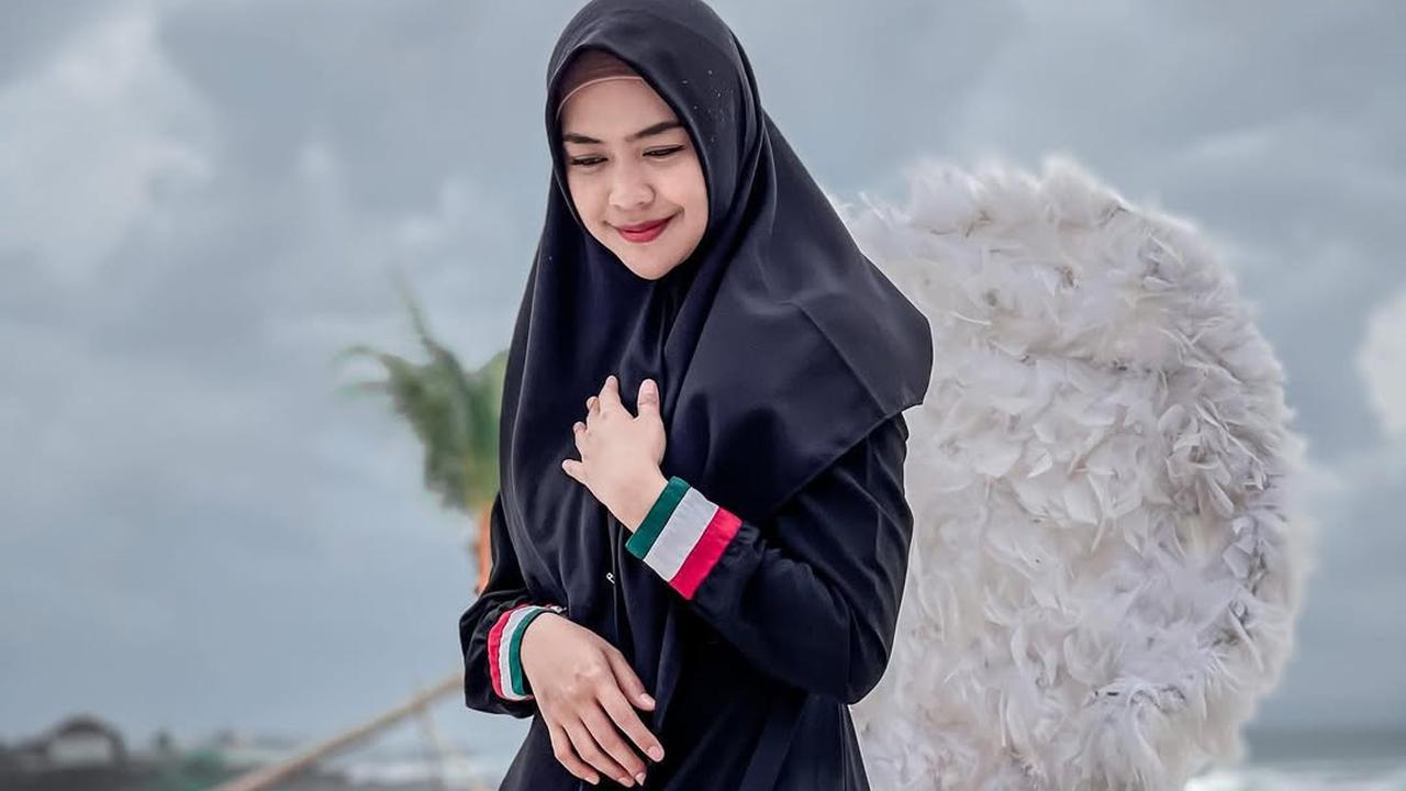 Potret Ria Ricis dengan Outfit Serba Hitam yang Elegan dan Stylish