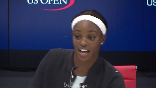 Berita video petenis Amerika Serikat, Sloane Stephens, harus terjatuh dari kursi karena serangga. This video presented by BallBall.