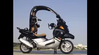 BMW C1 menggabungkan fungsionalitas roda dua dan aspek keselamatan roda empat. 