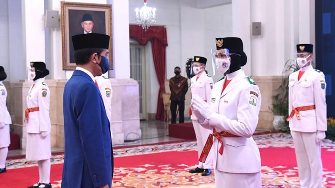 Presiden Joko Widodo mengukuhkan para pelajar SMA yang menjadi anggota Pasukan Pengibar Bendera Pusaka (Paskibraka) 2020. Pengukuhan tersebut berlangsung di Istana Negara, Jakarta, pada Kamis, 13 Agustus 2020. (Foto: Lukas - Biro Pers Sekretariat Presiden)