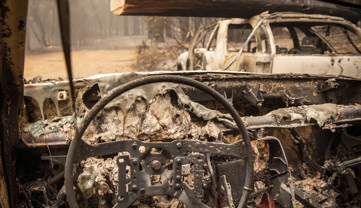Pemandangan dari dasbor kendaraan yang terbakar terlihat selama kebakaran Dixie Fire di lingkungan Indian Falls di Plumas County, California (26/7/2021). (AFP/Robyn Beck)