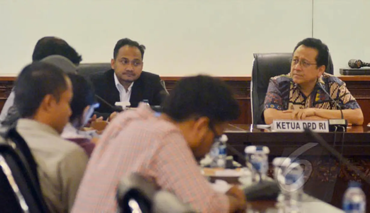 Ketua DPD RI Irman Gusman (kanan) didampingi Ketua Komite I DPD Fahrul Rozi (kedua kanan) menerima audiensi Masyarakat Sipil Anti Korupsi yang diwakili oleh aktivis ICW diruang pimpinan DPD, Jakarta, Kamis (12/2/2015). (Liputan6.com/Andrian M Tunay)