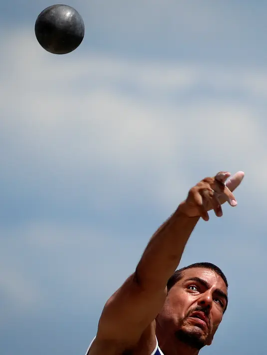 Michael Kacer dari AS mengambil saat melakukan lemparan tolak peluru saat bersaing dalam Olimpiade Invictus di Orlando, Florida, AS (10/5). (REUTERS / Carlo Allegri)
