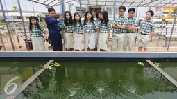 Siswa-siswi sekolah IPEKA Plus melakukan kegiatan pembelajaran Ecoliteracy Studies di Kawasan BSD, Tangerang Selatan, Sabtu (12/9/2015). (Liputan6.com/Angga Yuniar)