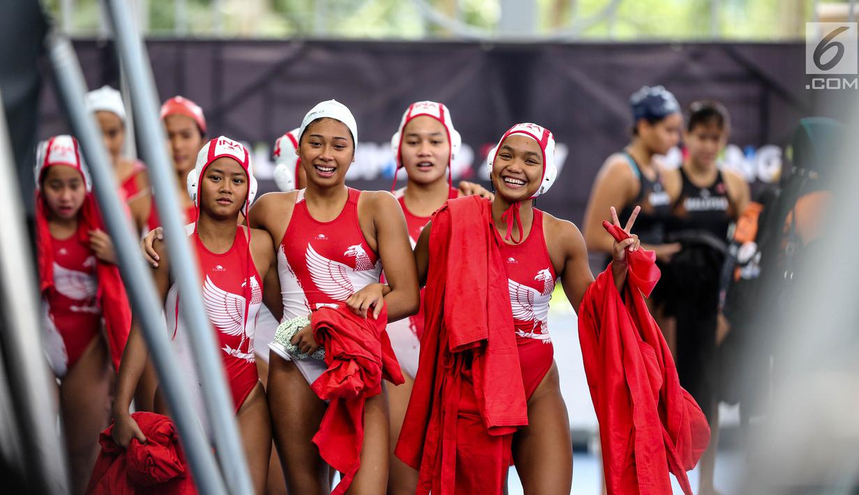 Atlet polo air putri Indonesia merayakan kemenangan usai mengalahkan atlet polo air putri Malaysia di National Aquatic Center, Bukit Jalil, Kuala Lumpur, Malaysia, Sabtu (19/8). Indonesia mengalahkan Malaysia dengan skor 7-1. (Liputan6.com/Faizal Fanani)