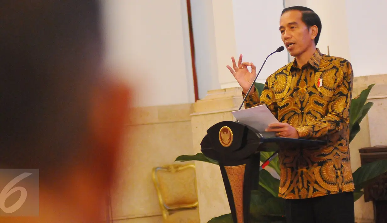 Presiden Jokowi saat membuka financial closing pembiayaan investasi non anggaran pemerintah (PINA) tahun 2017 khususnya untuk proyek jalan tol dari PT Waskita Karya (Persero) Tbk, di Istana Negara, Jakarta, Jumat (17/2). (Liputan6.com/Angga Yuniar)