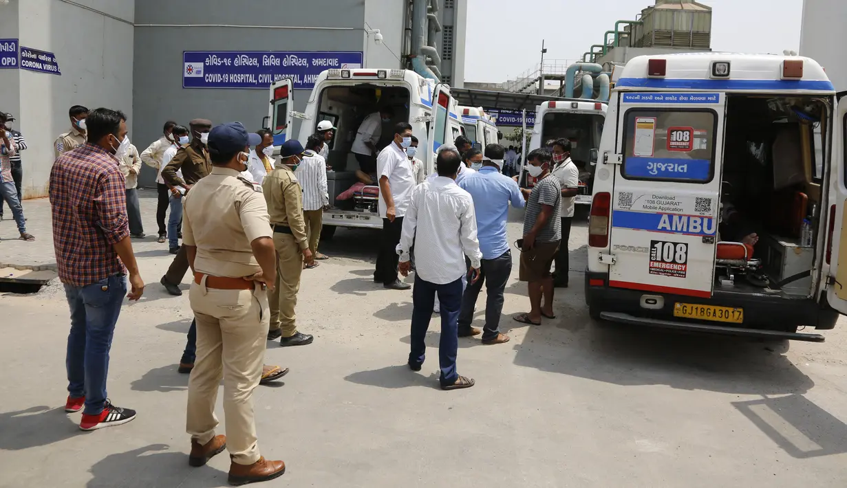 Kerabat pasien yang menuntut perhatian petugas kesehatan berdebat dengan mereka di rumah sakit pemerintah khusus COVID-19 di Ahmedabad, India, Selasa (27/4/2021). Kasus virus corona di India melonjak lebih cepat dari tempat lain di dunia. (AP Photo/Ajit Solanki)