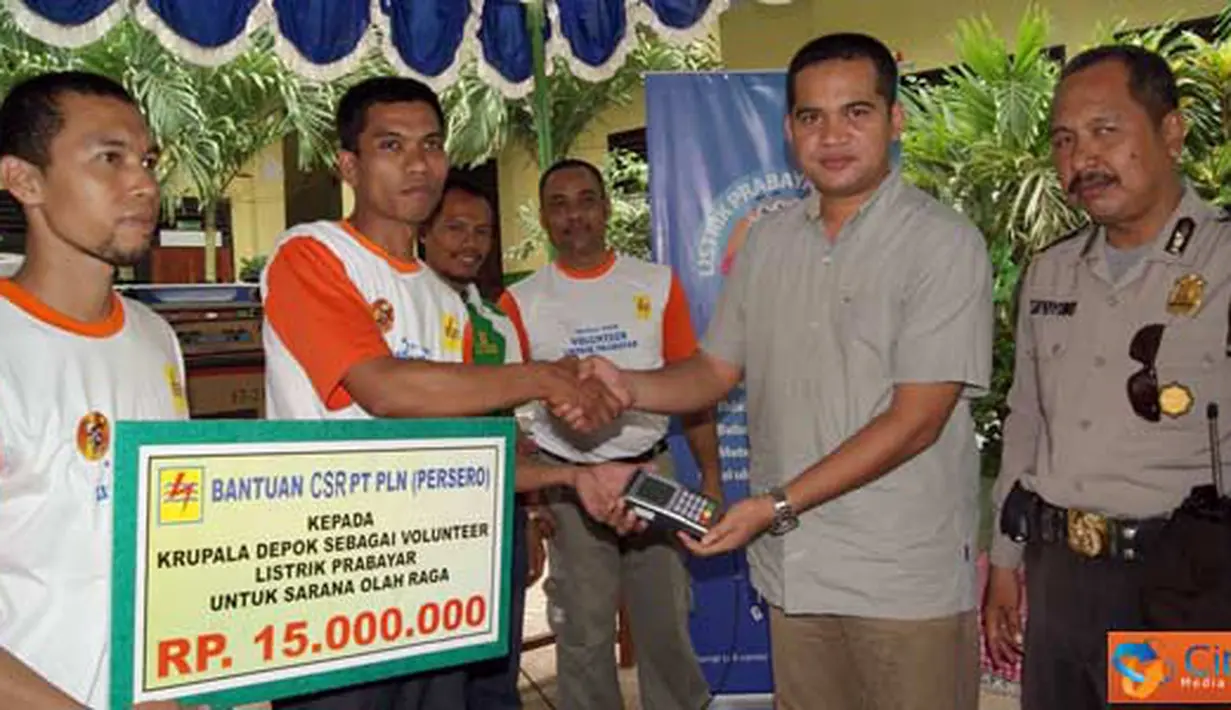 Citizen6, Depok: Kepala Kelurahan Krukut, Mochammad Reza menyerahkan peralayan token dan dana bantuan untuk sarana olahraga secara simbolis kepada Ketua Krupala (Krukut pecinta alam), Sabtu (14/4). (Pengirim: Agus Trimukti) 