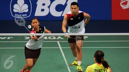 Ganda campuran Indonesia, Riky Widianto/Richi Puspita Dili mengembalikan bola ke arah pemain Tiongkok Zhang Nan/Zhao Yunei di 16 besar BCA Indonesia Open 2016, Jakarta, Kamis (2/6). Riky/Richi kalah 21-18, 16-21, 13-21. (Liputan6.com/Helmi Fithriansyah)