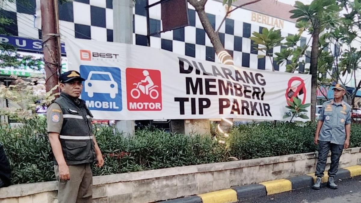 Catat, Pengunjung Blok M Dilarang Beri Tip Juru Parkir Liar