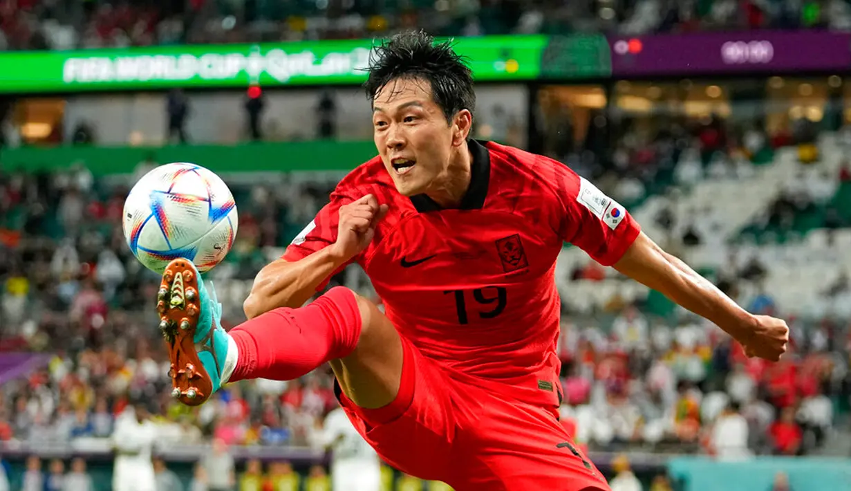 Pemain Korea Selatan Kim Young-gwon meraih bola saat melawan Ghana pada pertandingan sepak bola Grup H Piala Dunia 2022 di Stadion Education City, Al Rayyan, Qatar, 28 November 2022. Ghana mengalahkan Korea Selatan dengan skor 3-2. (AP Photo/Julio Cortez)