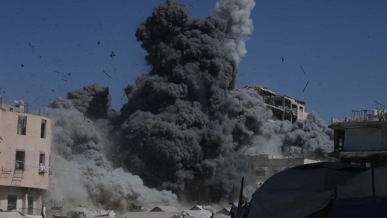 FOTO: Detik-detik Rudal Israel Hantam Gedung Bertingkat di Gaza, Warga Tetap Bertahan di Tengah Gempuran