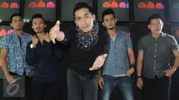 Gaya grup band Hijau Daun saat mengikuti sesi pemotretan di Liputan6.com, Jakarta, Kamis (7/1/2016). Hijau Daun akan merilis 4 buah single terbaru di Indonesia, Malaysia dan Singapura (Liputan6.com/Helmi Afandi)