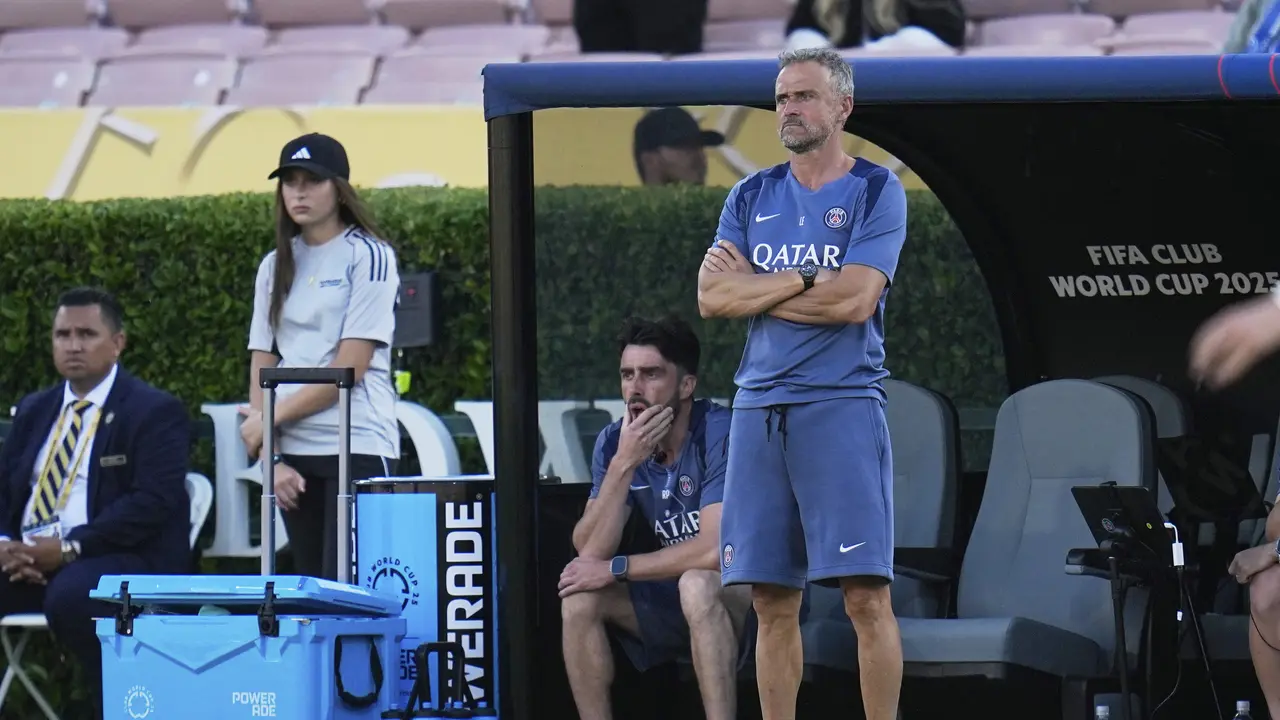 Ekspresi Luis Enrique saat menyaksikan skuad PSG berhadapan dengan Botafogo di Piala Dunia Antarklub 2025 di Rose Bowl Stadium, Pasadena, California, Jumat (20/06/2025). (AP Photo/Gregory Bull)