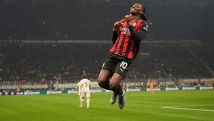 Pemain AC Milan, Rafael Leao, merayakan gol dalam pertandingan Serie A melawan Lazio di San Siro, Milan, Italia, Sabtu, 29 November 2025. (AP Photo/Antonio Calanni)