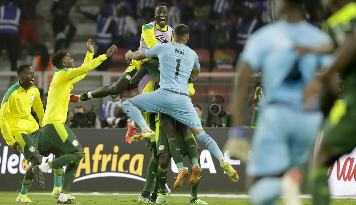 Para pemain Senegal melakukan selebrasi usai memenangkan pertandingan final Piala Afrika 2022 atas Mesir di Paul Biya Stadium, Kamerun, Senin (7/2/2022) dini hari WIB. Sadio Mane membawa Senegal mengalahkan Mesir lewat adu penalti dengan skor 4-2. (AP Photo/Sunday Alamba)