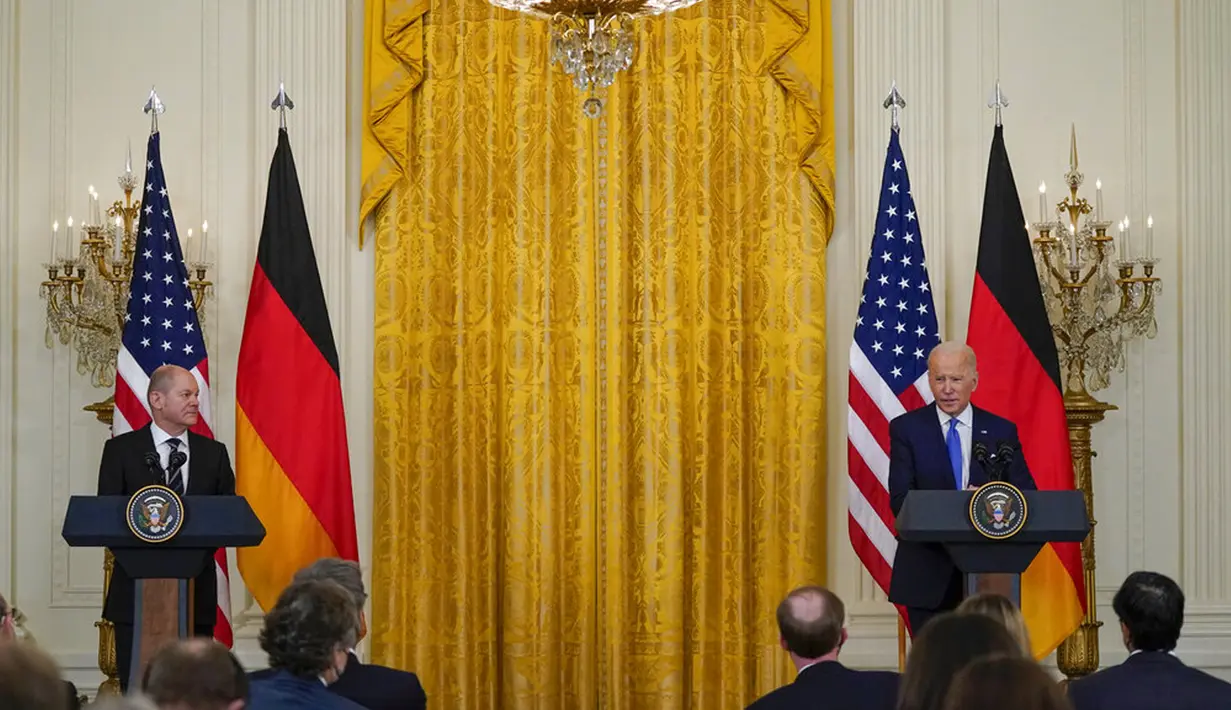 Presiden AS Joe Biden (kanan) berbicara pada konferensi pers bersama Kanselir Jerman Olaf Scholz di Ruang Timur Gedung Putih, Washington, AS, 7 Februari 2022. AS dan Jerman menjalin kerja sama untuk mencegah agresi Rusia di Eropa serta tantangan yang ditimbulkan oleh China. (AP Photo/Alex Brandon)