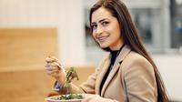 Seorang perempuan makan sayuran (Foto Dok: Freepik/prostooleh).