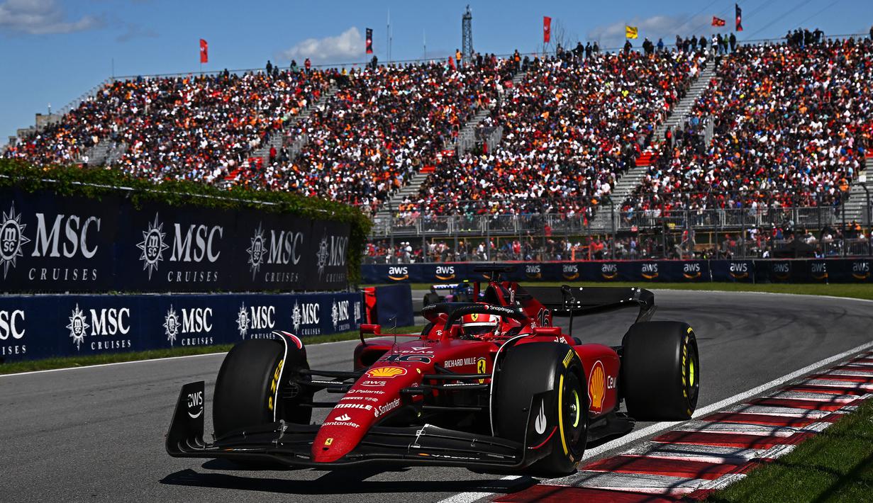 GP Monako merupakan balapan kandang Charles Leclerc di ajang Formula 1. Ia berhasil merebut pole position saat sesi kualifikasi dan hal itu menjadi modal penting karena susahnya menyalip di sirkuit tersebut. Hujan yang terjadi di awal lomba membuat setiap tim harus pintar dalam meracik strategi. Sayangnya, Ferrari salah dalam perhitungan kedua pembalapnya saat memasuki pit stop. Alhasil, Leclerc pun hanya mampu finis di urutan keempat. (AFP/Getty Images/Clive Mason)