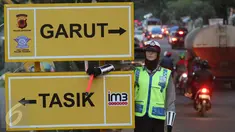 Papan penunjuk arah yang dipasang di Simpang Nagreg, Jawa Barat, Sabtu (2/7). Polisi memberlakukan sistem rekayasa lalu lintas untuk menghindari kemacetan yang menuju ke Garut dan Tasik. (Liputan6.com/Immanuel Antonius)