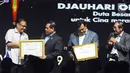 Menteri Koperasi dan UKM Puspayoga memberikan penghargaan Entrepreneurial Diplomat of Indonesia 2019 kepada Dubes Indonesia untuk Cina Djauhari Oratmangun saat The Fourth WOW Brands Festive Days 2019 di Jakarta, (14/9). (Liputan6.com/Herman Zakharia)