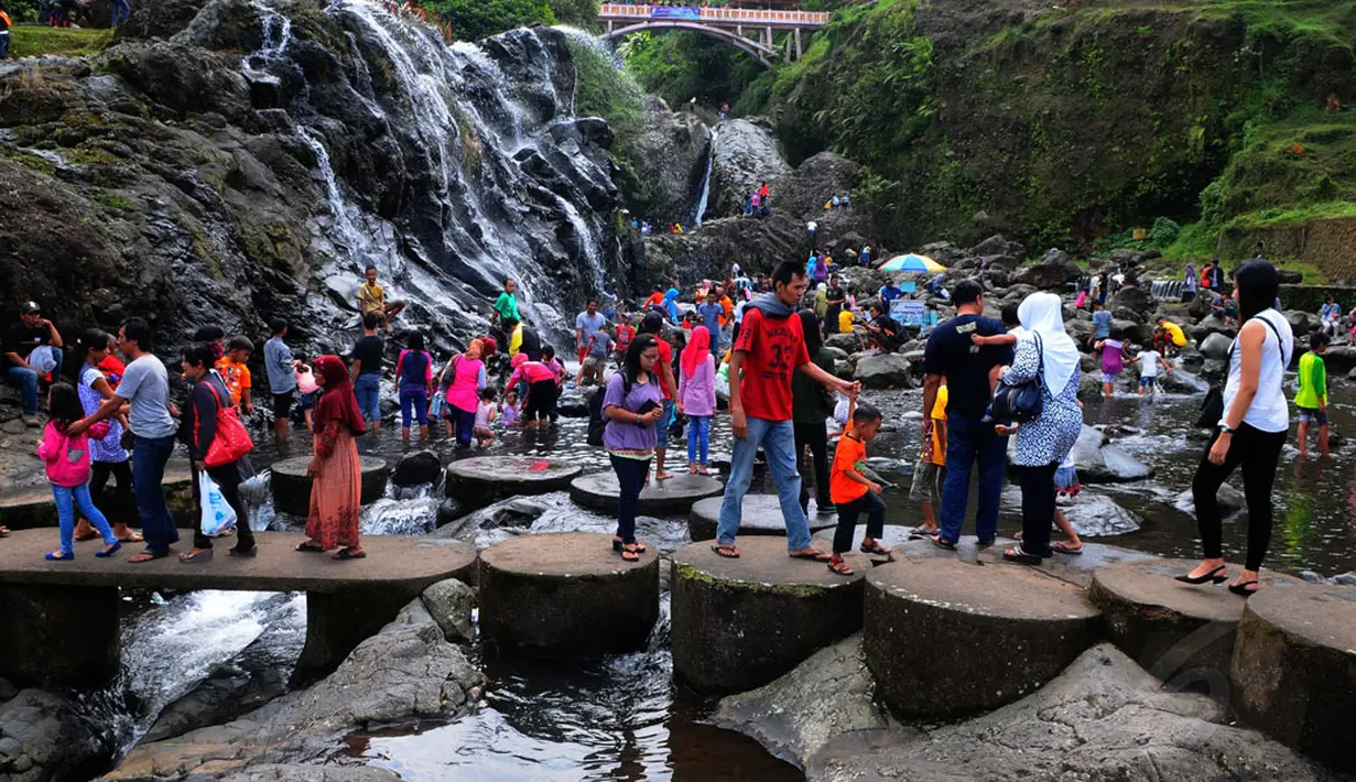 Keindahan objek wisata Baturraden yang terletak persis di kaki Gunung Slamet, Jawa Tengah, menarik minat sejumlah wisatawan untuk berkunjung di liburan pasca Idul Fitri, (31/7/2014). (Liputan6.com/Andrian M Tunay)