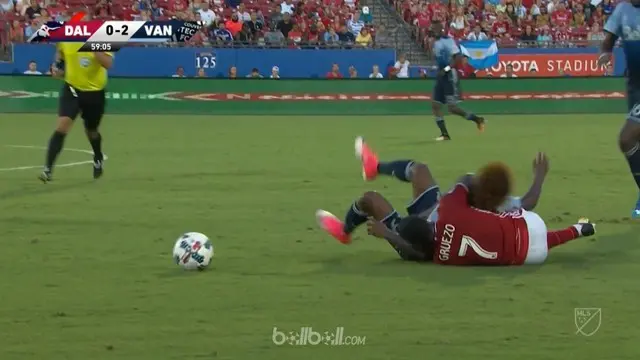 Gelandang Dallas FC Carlos Gruezo (22) menerima kartu merah karena menyikut penyerang Vancouver Whitecaps, Yordi Reyna, pada menit ke-59 pertandingan Liga Utama Amerika Serikat (MLS), di Toyota Stadium, Frisco, Texas, Sabtu (29/7/2017).