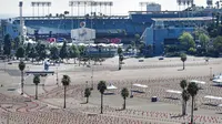 Tempat parkir Stadion Dodger yang menjadi pusat vaksinasi COVID-19 massal terlihat kosong dari aktivitas, Los Angeles, Amerika Serikat, Jumat (19/2/2021). California menutup beberapa pusat vaksinasi menyusul badai musim dingin yang menghambat pengiriman dosis. (AP Photo/Damian Dovarganes)