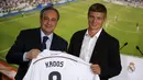Gelandang baru Real Madri Toni Kroos berpose bersama Presiden Real Madrid, Florentina Perez di Santiago Bernabeu, Kamis (17/7/14). (REUTERS/Andrea Comas)