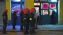 Polisi antihuru hara berjaga saat bentrok antara suporter Athletic Bilbao dan Spartak Moskow di Stadion San Mames, Bilbao, Spanyol, Kamis (22/2). Akibat bentrok tersebut seorang polisi meninggal. (AP Photo/Alvaro Barrientos)