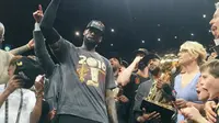 LeBron James, mengangkat trofi MVP Final setelah membawa Cleveland Cavaliers menjadi juara NBA untuk pertama kali dengan mengalahkan Golden State Warriors dalam tujuh gim, Minggu (19/6/2016). (Bola.com/Twitter/cavs) 