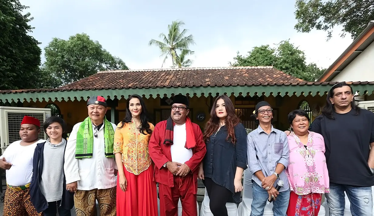 Film Si Doel The Movie bercerita kelanjutan kisah cinta segitiga antara Rano Karno, Cornelia Agatha, dan Maudy Koesnadi. Selain di Jakarta, pengambilan gambarnya juga dilakukan di Amsterdam, Belanda sejak tahun lalu. (Bambang E Ros/Bintang.com)