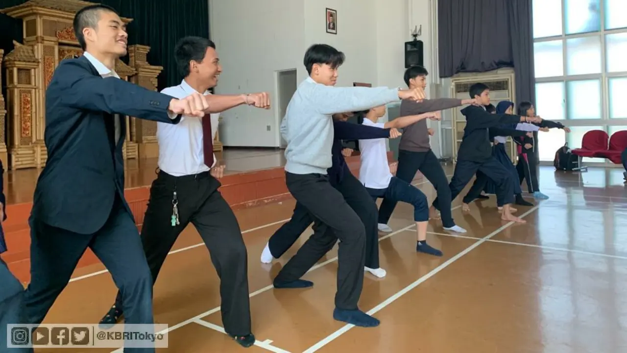 Murid dari Sekolah Republik Indonesia Tokyo (SRIT) mencoba karate bersama para juara dunia dari RI.