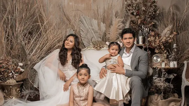 7 Potret Mesra Audy Item dan Iko Uwais, Curi Perhatian saat Pemotretan