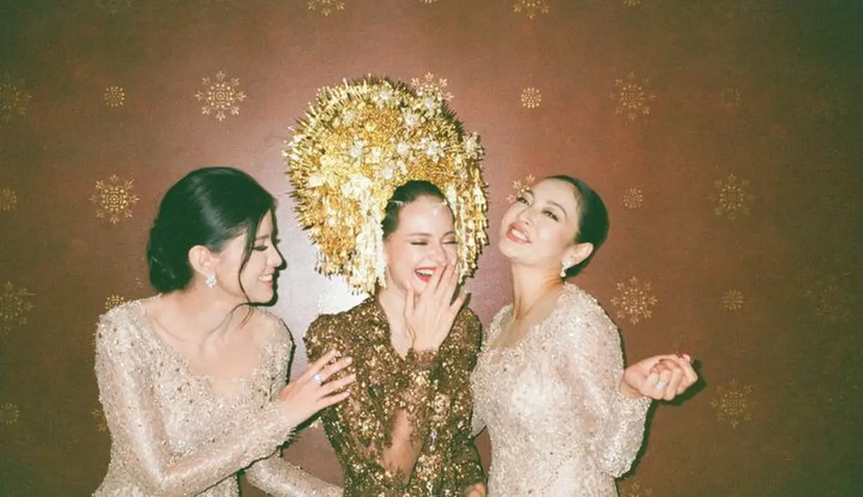 Mau makeup bold atau soft, kecantikan alami Enzy tetap ditonjolkan. Terutama aura pengantin yang berpendar menjadi pesona natural. [Foto: Instagram @portastoria]