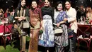 Menghadiri acara bergengsi yang diinisiasi oleh Ibu Yanti Airlangga, Annisa tampil anggun mengenakan beskap hitam klasik yang dipadukan dengan rok korset batik putih bergambar flora dan fauna biru.  [@annisayudhoyono].