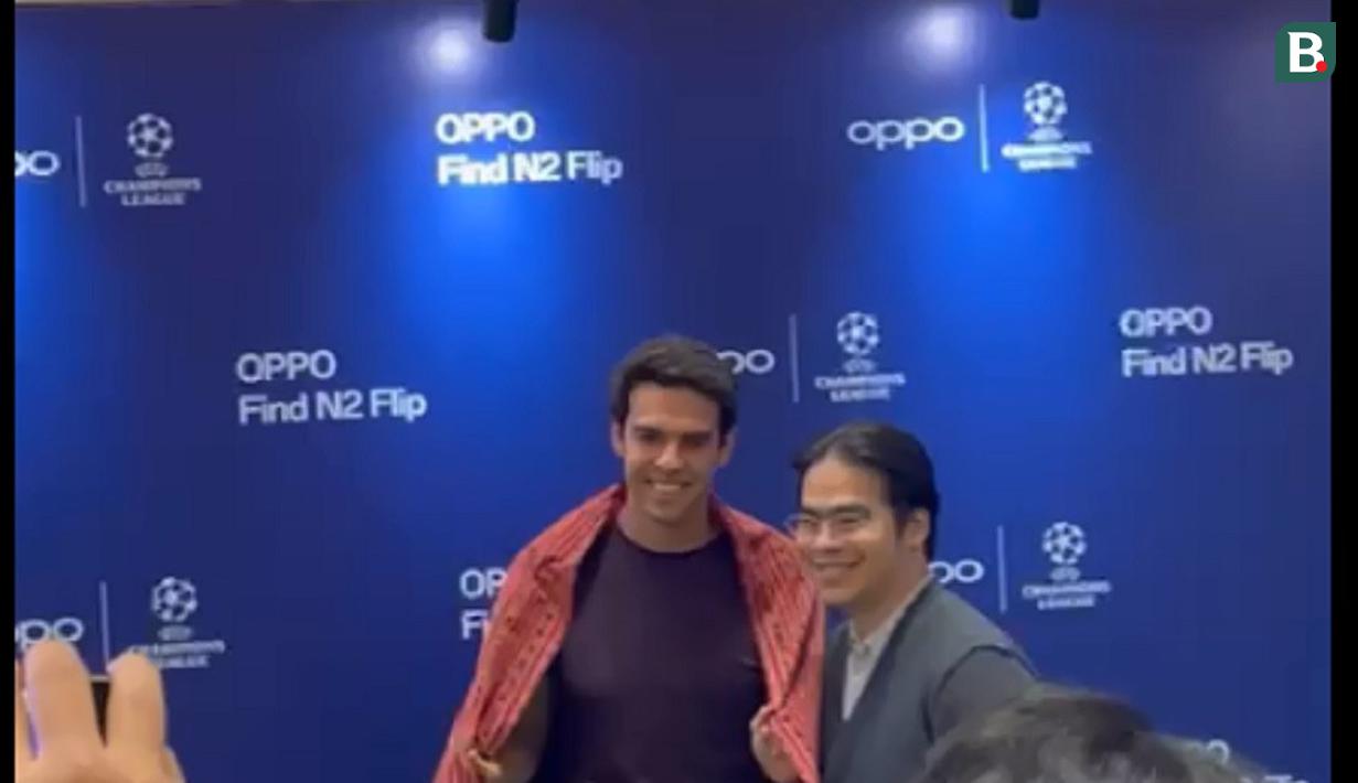 <p>Senyum lebar Ricardo Kaka setelah menerima kain khas Indonesia saat mempromosikan final Liga Champions di Plaza Indonesia, Sabtu (3/6/2023). (Bola.com/Erwin Firtiansyah)</p>