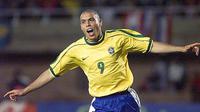 Bintang Brasil, Ronaldo, pernah terlibat skandal seks pada tahun 2008. Mantan bintang Real Madrid itu membawa tiga orang pekerja seks ke kamar hotel, namun ternyata ketiganya adalah waria. (AFP/Pedro Ugarte)