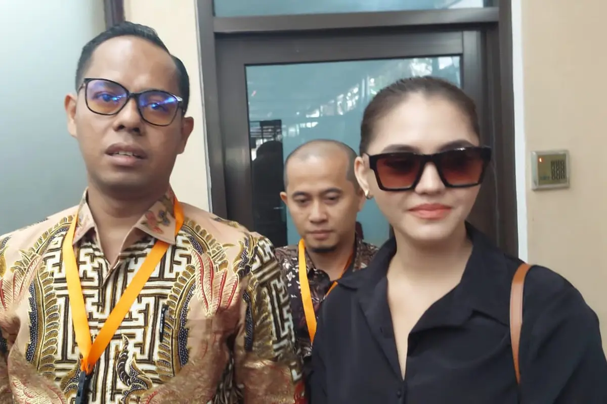 Juliette Angela bersama pengacaranya di Pengadilan Negeri Jakarta Selatan, Selasa (16/7/2024).