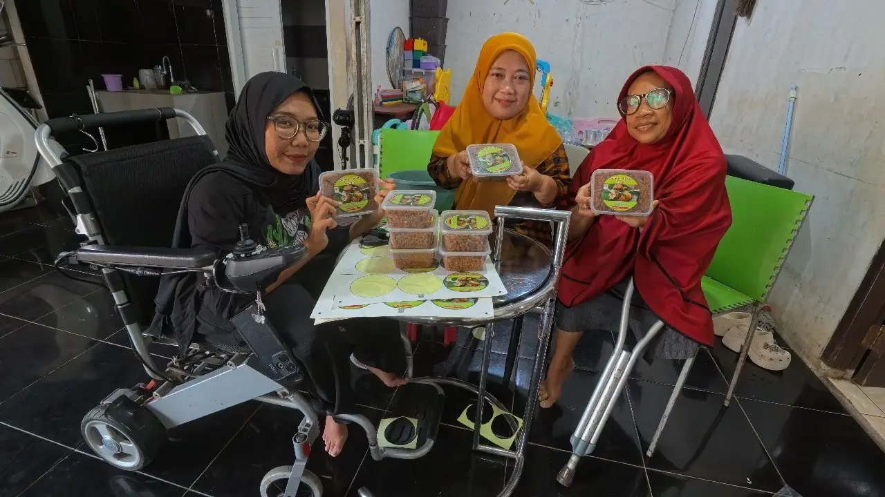 Perempuan penyandang disabilitas yang kini sukses mengembangkan usaha kuliner Bumbu Pecel Yuk Ni.