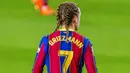 Penyerang Barcelona, Antoine Griezmann, saat melawan Real Sociedad pada laga Liga Spanyol di Stadion Camp Nou, Kamis (17/12/2020). Barcelona menang dengan skor 2-1. (AP/Joan Monfort)