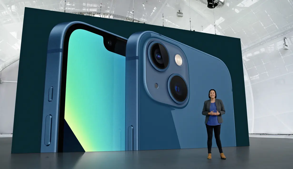 Kaiann Drance dari Apple memamerkan iPhone 13 baru selama acara khusus Apple di Apple Park di Cupertino, California (14/9/2021). Apple resmi meluncurkan iPhone terbarunya dalam acara bertajuk "California Streaming" yang digelar secara virtual, Rabu (15/9/2021) dini hari WIB. (Brooks Kraft/Apple Inc.