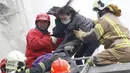 Petugas penyelamat mengevakuasi seorang korban di gedung apertemen yang runtuh akibat gempa 6,4 SR  di Tainan, (6/2). Menurut data meteorologi gempa terjadi pada kedalaman 16,7 kilometer di bawah permukaan laut. (REUTERS/Stringer)