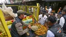 Penertiban dilakukan setelah beberapa kali mediasi dan peringatan. Tampak dalam foto, personel Satpol PP Kota Bogor saat melakukan penertiban Pedagang Kaki Lima (PKL) di Eks Pasar Bogor, Jawa Barat, Rabu (25/3/2026). (merdeka.com/Arie Basuki)