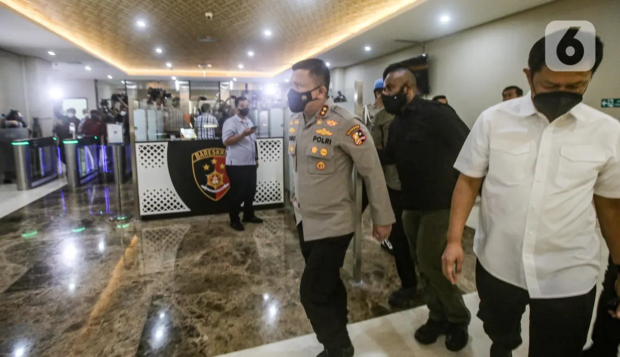 <p>Kadiv Propam Polri nonaktif Irjen Ferdy Sambo menghadiri pemeriksaan Bareskrim Polri atas laporan dari keluarga Brigadir J. Ferdy Sambo di Gedung Bareskrim Mabes Polri, Jakarta, Kamis (4/8/2022). Ini merupakan kali pertama Ferdy Sambo terlihat dihadapan media pasca kasus adu tembak sesama anggota kepolisian di rumah dinasnya yang menewaskan Brigadir Nopryansah Yosua Hutabarat atau Brigadir J. (Liputan6.com/Faizal Fanani)</p>