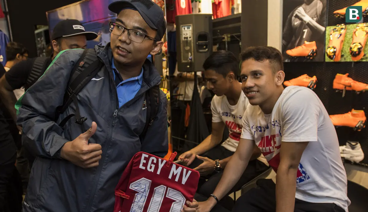 Pesepak bola, Egy Maulana foto bersama fans saat peluncuran Nike Born Mercurial 360 di Fisik Football, Jakarta, Rabu (7/3/2018). Nike merilis model terbaru Nike Mercurial Superfly dan Vapor 360. (Bola.com/Vitalis Yogi Trisna)