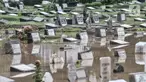 Kondisi Taman Pemakaman Umum (TPU) Karet Bivak, Jakarta, saat terendam banjir, Minggu (7/2/2021). Hujan deras yang mengguyur sejak Minggu dinihari menyebabkan tiga blok di kompleks pemakaman TPU Karet Bivak terendam banjir hingga ketinggian mencapai 30 sentimeter. (merdeka.com/Iqbal Nugroho)